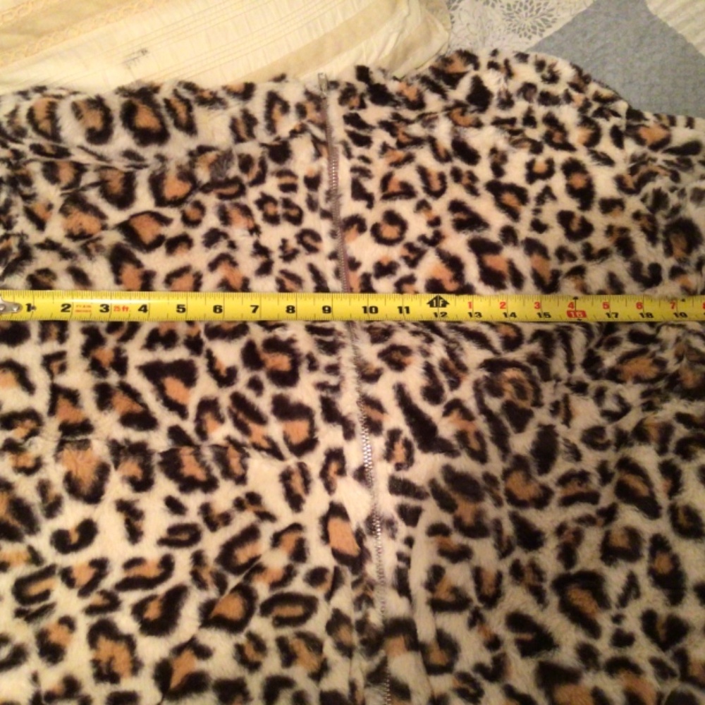 Last One💝11/26 Khaki Cozy Plush Leopard Jacket sz small 20" bust flat - Picture 7 of 8